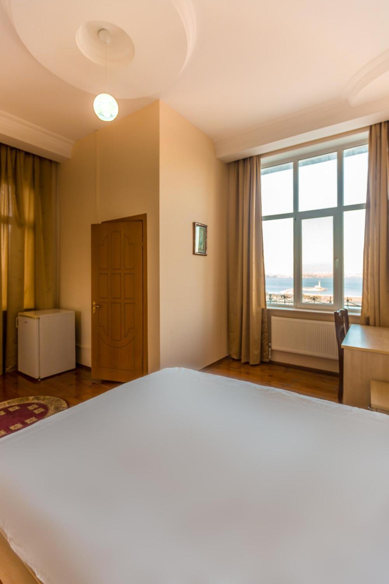 Red Roof Seaview Hotel บากู ภายนอก รูปภาพ